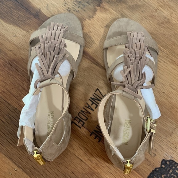 Kenneth Cole Reaction | NWOB Audra Struck Sand Fringe T-Strap Sandal 6 - Picture 10 of 17